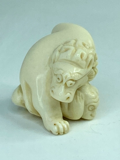 Japanese carved resin Netsuke Lion and Monkey figurine A594
