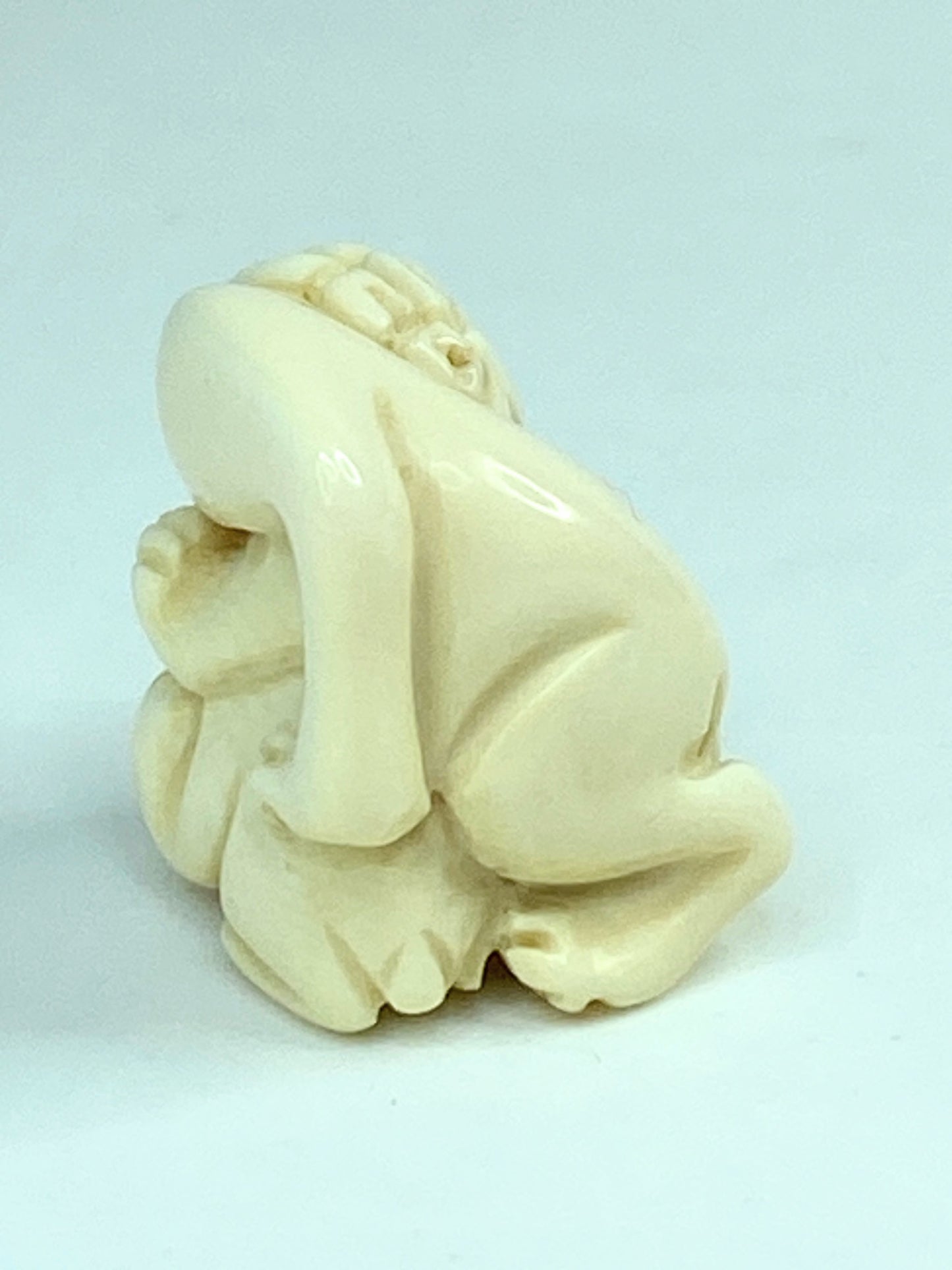 Japanese carved resin Netsuke Lion and Monkey figurine A594
