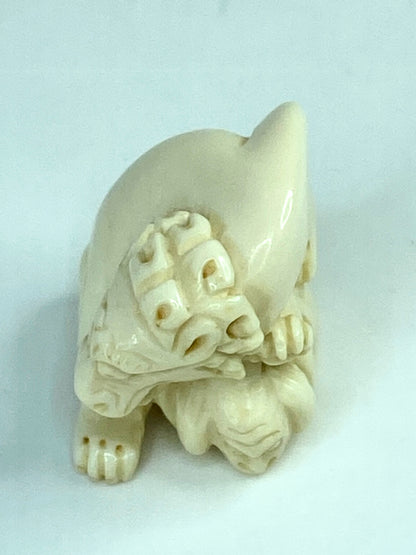 Japanese carved resin Netsuke Lion and Monkey figurine A594