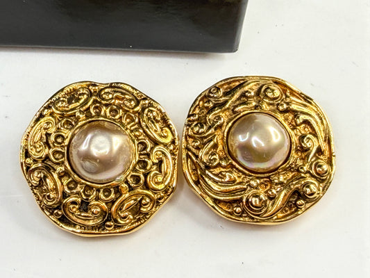 Vintage Chanel Gold Plated Faux Pearl Clip-On auth Earrings w/box 1 1/4" GS827