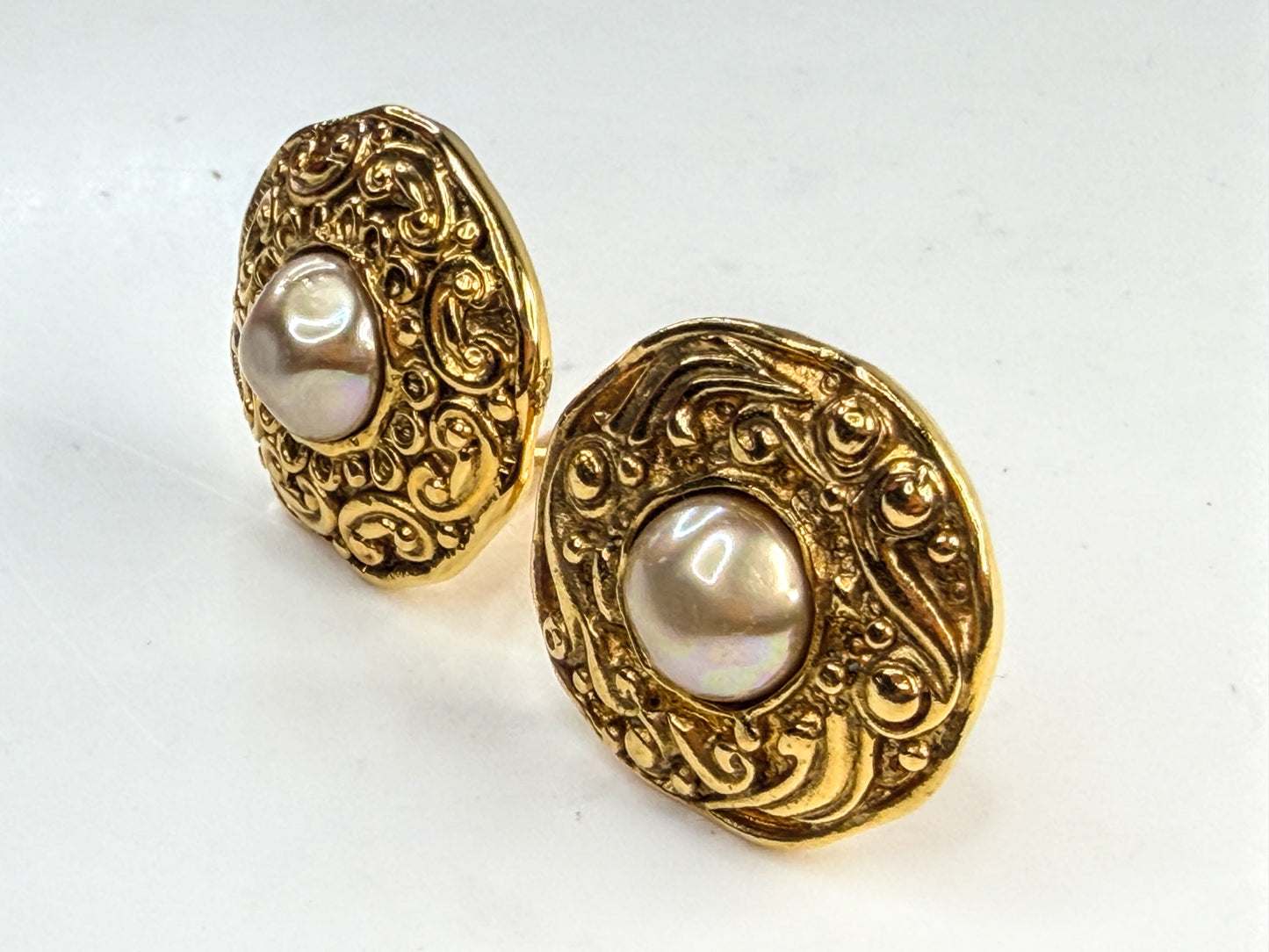 Vintage Chanel Gold Plated Faux Pearl Clip-On auth Earrings w/box 1 1/4" GS827