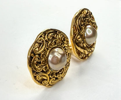 Vintage Chanel Gold Plated Faux Pearl Clip-On auth Earrings w/box 1 1/4" GS827