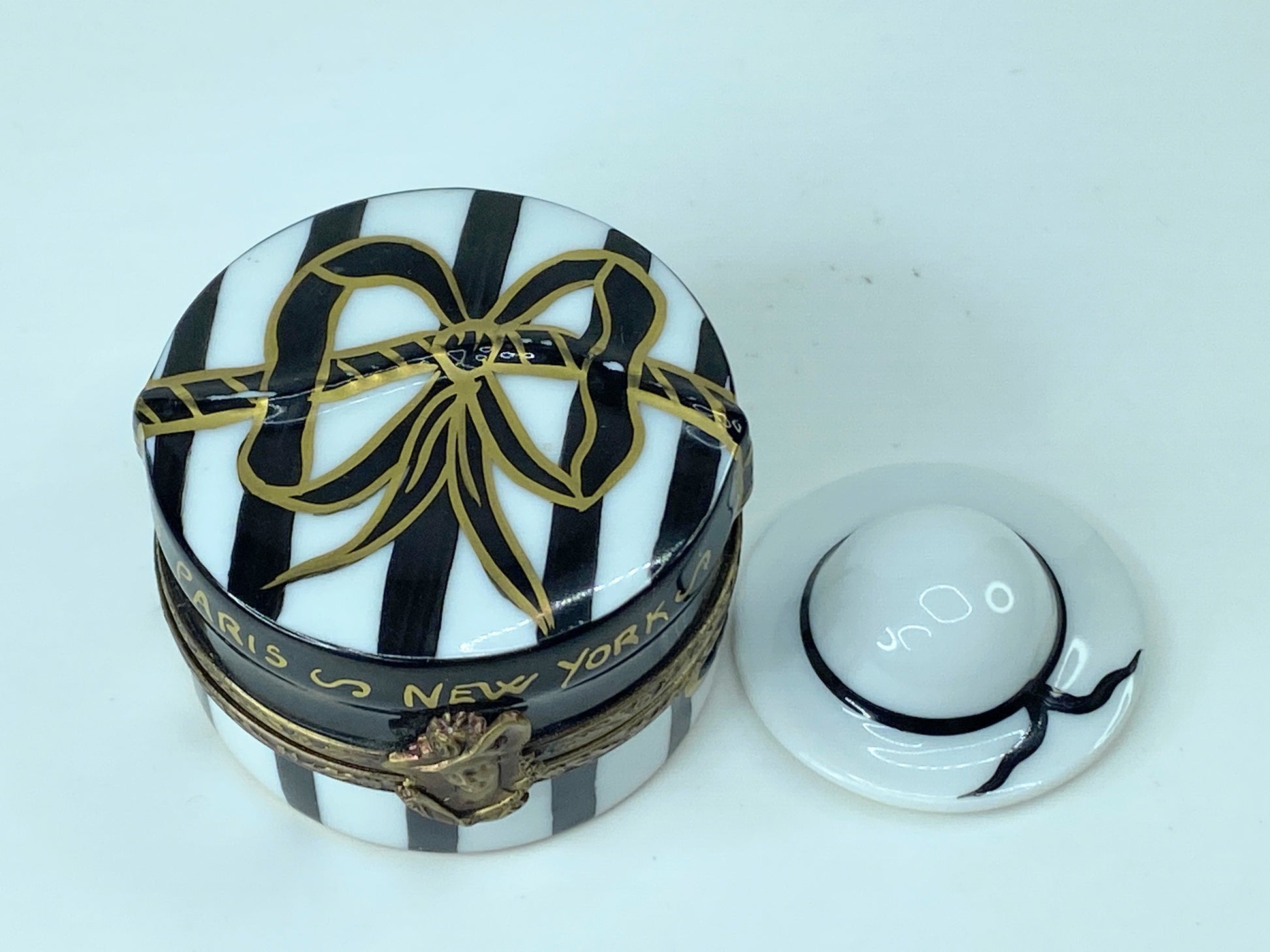 Limoges France Black & White trinket box with Hat "Paris & New York" A278
