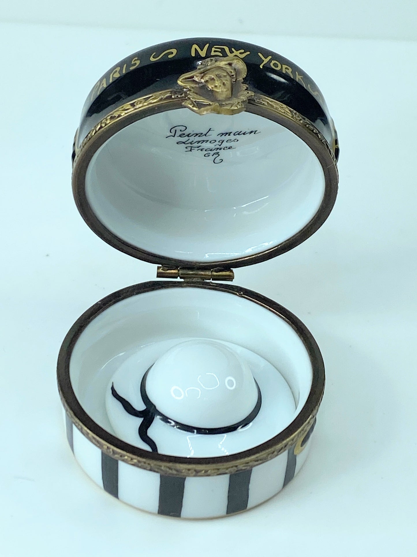 Limoges France Black & White trinket box with Hat "Paris & New York" A278