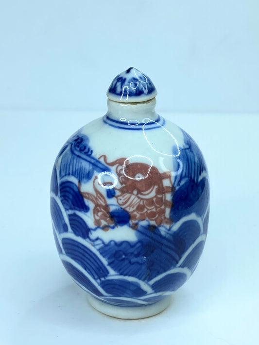 Chinese Blue & White Carp fish in waging Sea snuff bottle A92