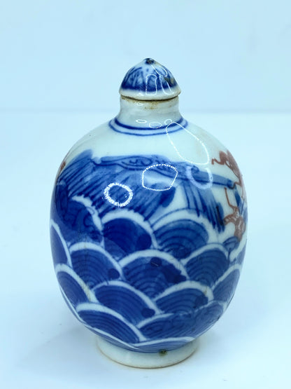 Chinese Blue & White Carp fish in waging Sea snuff bottle A92