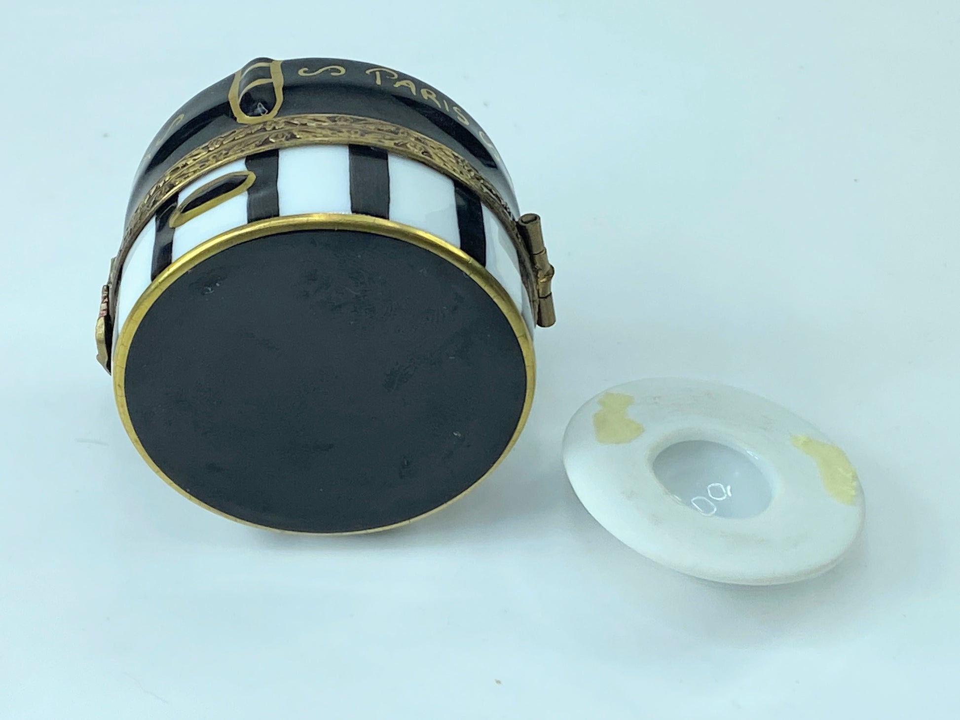 Limoges France Black & White trinket box with Hat "Paris & New York" A278