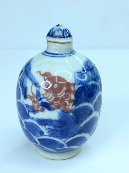 Chinese Blue & White Carp fish in waging Sea snuff bottle A92