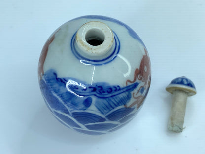 Chinese Blue & White Carp fish in waging Sea snuff bottle A92