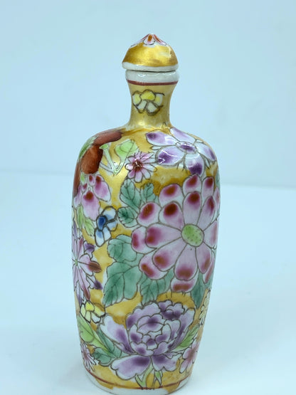 Vintage Chinese Famille Rose Porcelain Snuff Bottle A93