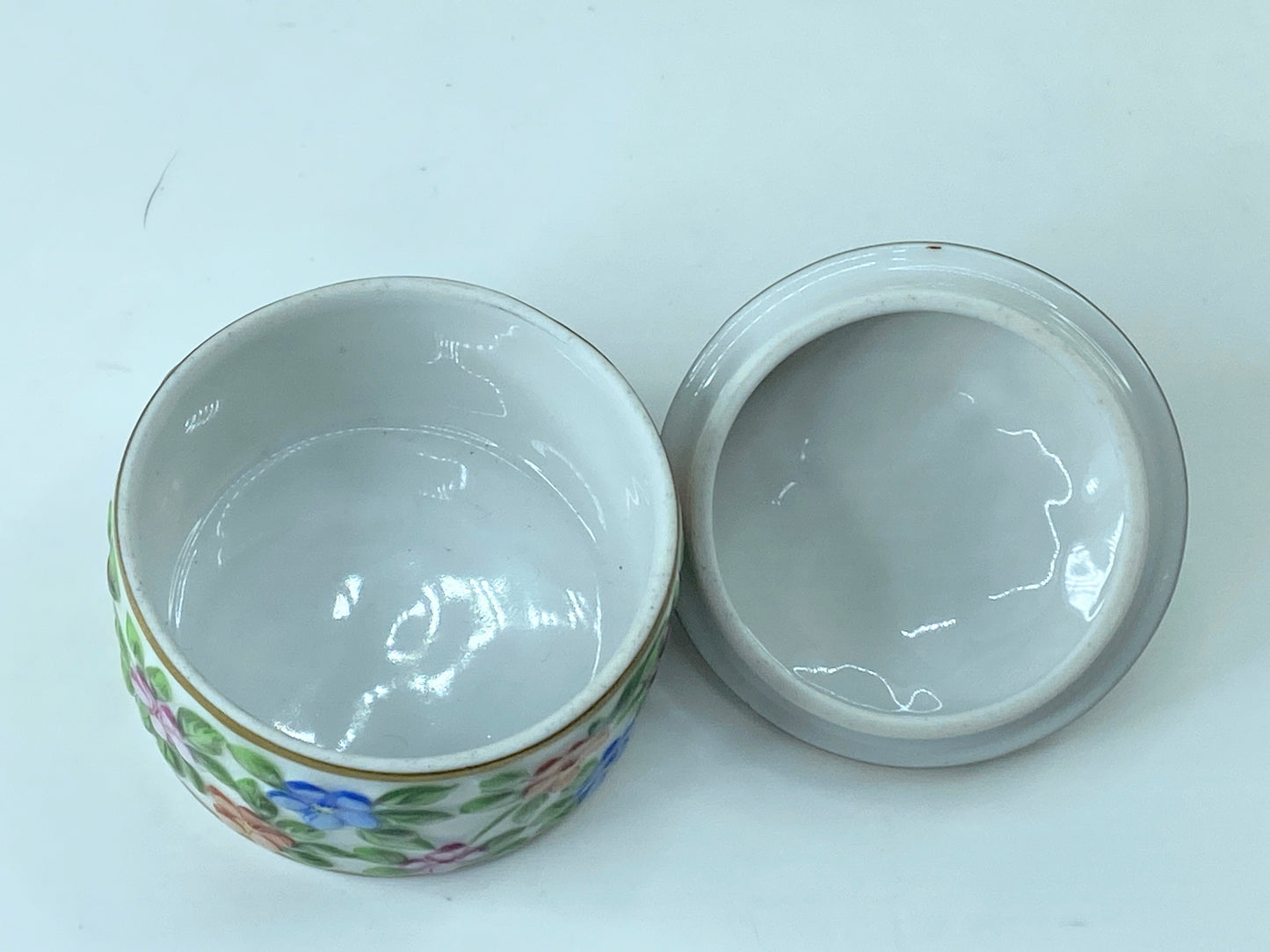 Herend Round Relief porcelain trinket Box With Berry 2.0" A280