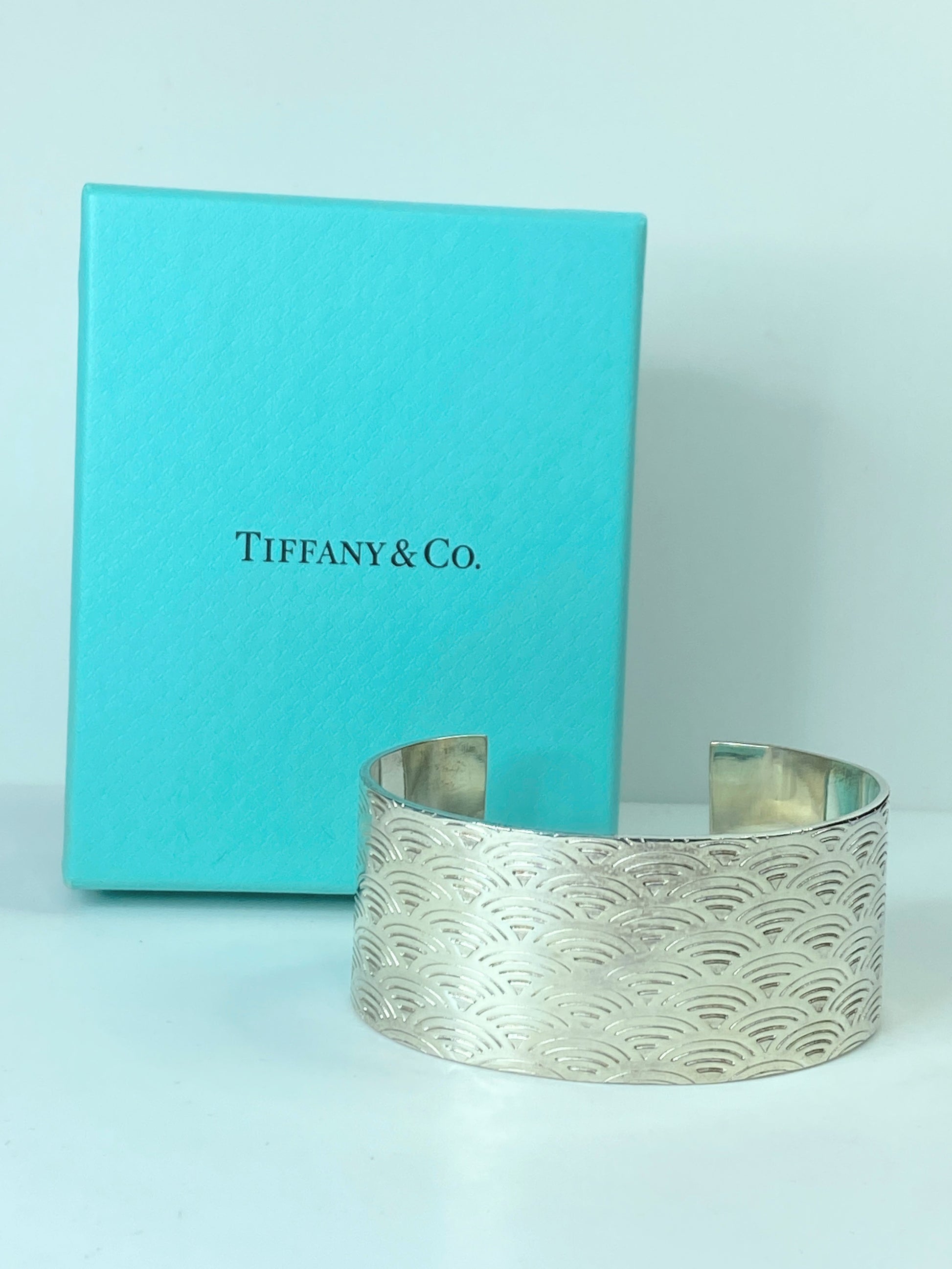 Tiffany & Co. UK Limited Edition Sterling scollop scale design bangle s6.5 JR538