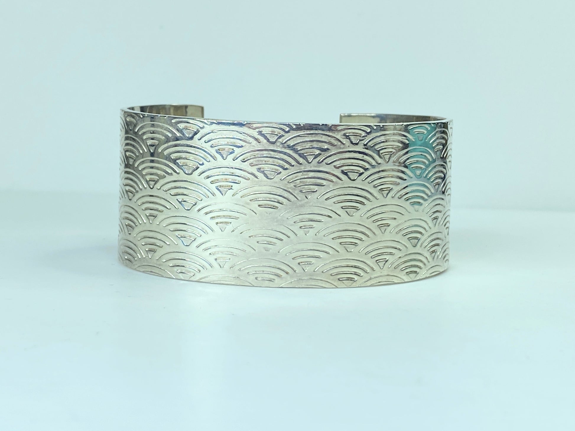Tiffany & Co. UK Limited Edition Sterling scollop scale design bangle s6.5 JR538