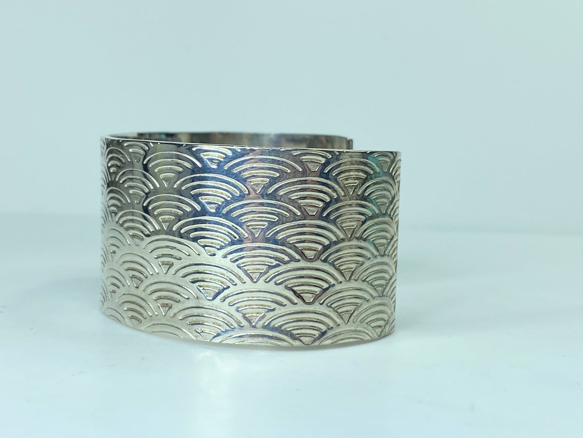 Tiffany & Co. UK Limited Edition Sterling scollop scale design bangle s6.5 JR538