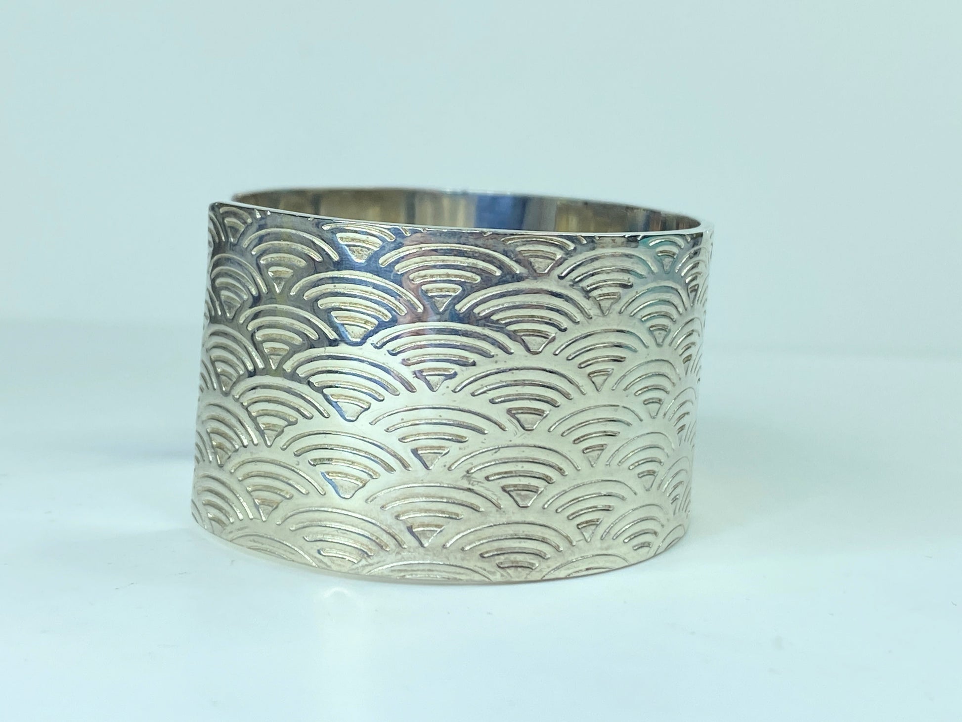 Tiffany & Co. UK Limited Edition Sterling scollop scale design bangle s6.5 JR538