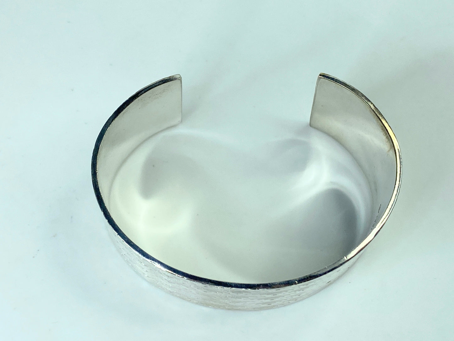 Tiffany & Co. UK Limited Edition Sterling scollop scale design bangle s6.5 JR538