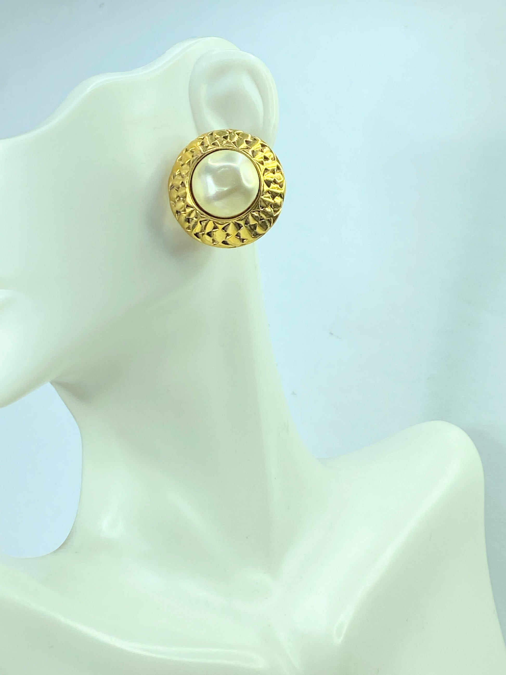 Authentic c1970's Chanel Mabe Pearl Earrings Gold Plated Round Clip-On GS431