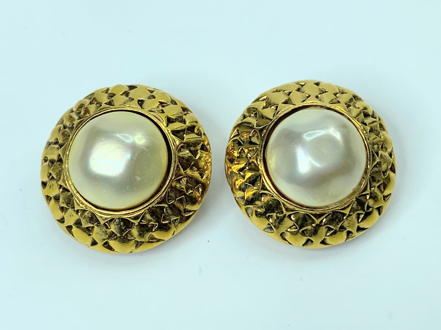Authentic c1970's Chanel Mabe Pearl Earrings Gold Plated Round Clip-On GS431