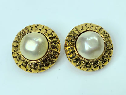 Authentic c1970's Chanel Mabe Pearl Earrings Gold Plated Round Clip-On GS431