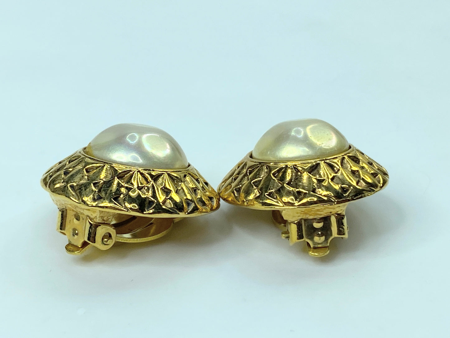 Authentic c1970's Chanel Mabe Pearl Earrings Gold Plated Round Clip-On GS431