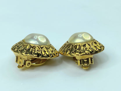 Authentic c1970's Chanel Mabe Pearl Earrings Gold Plated Round Clip-On GS431