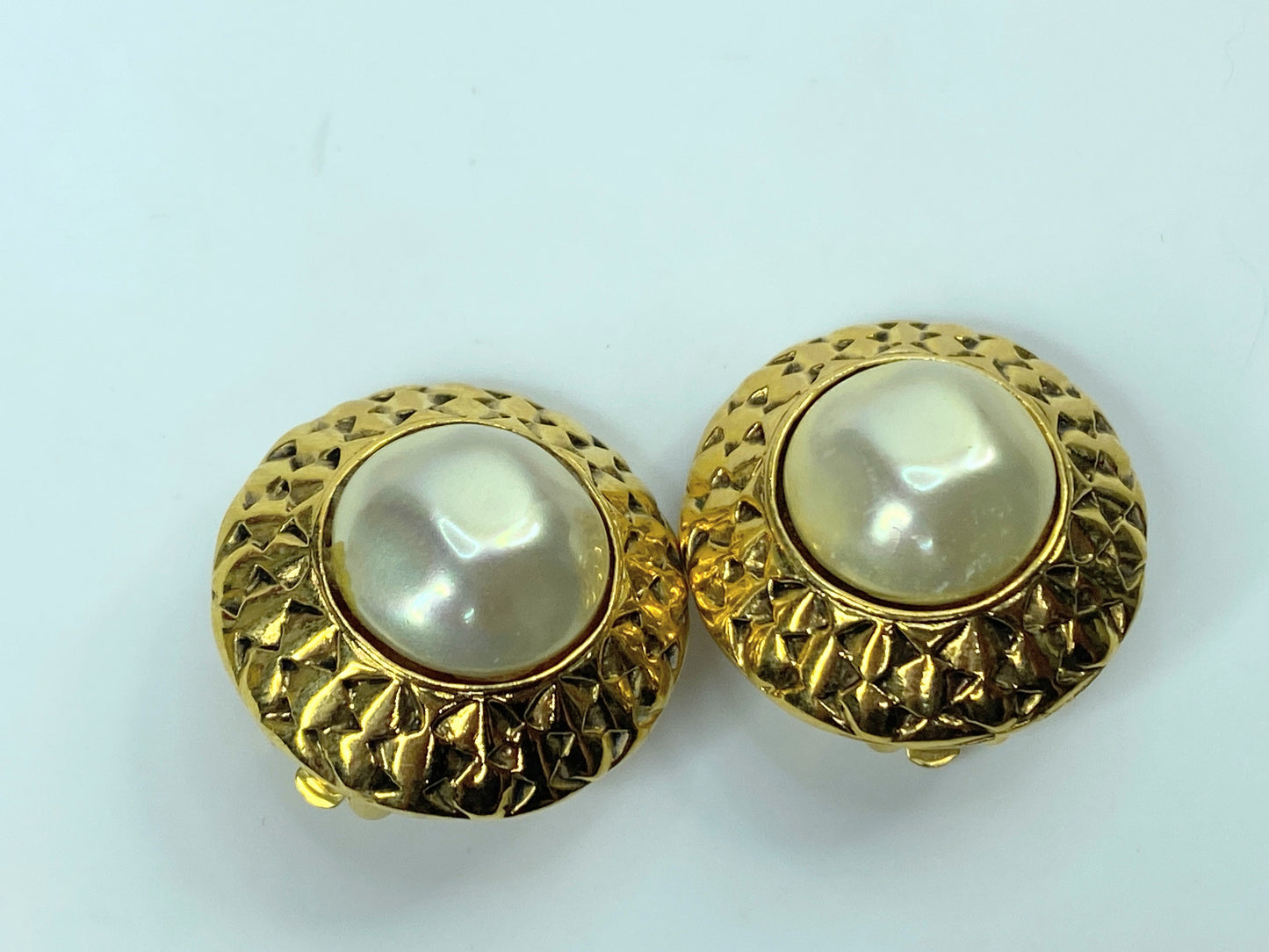 Authentic c1970's Chanel Mabe Pearl Earrings Gold Plated Round Clip-On GS431