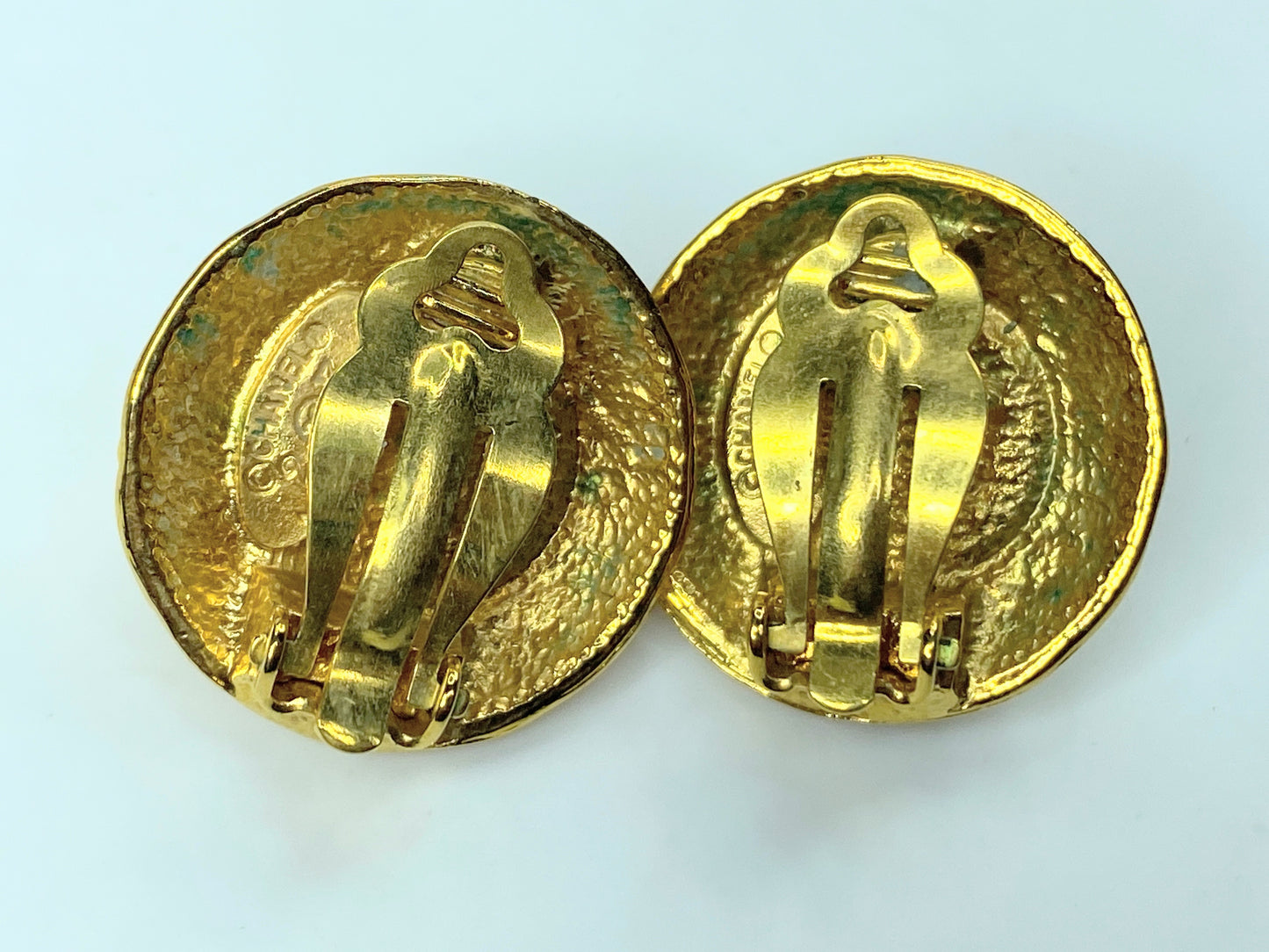 Authentic c1970's Chanel Mabe Pearl Earrings Gold Plated Round Clip-On GS431