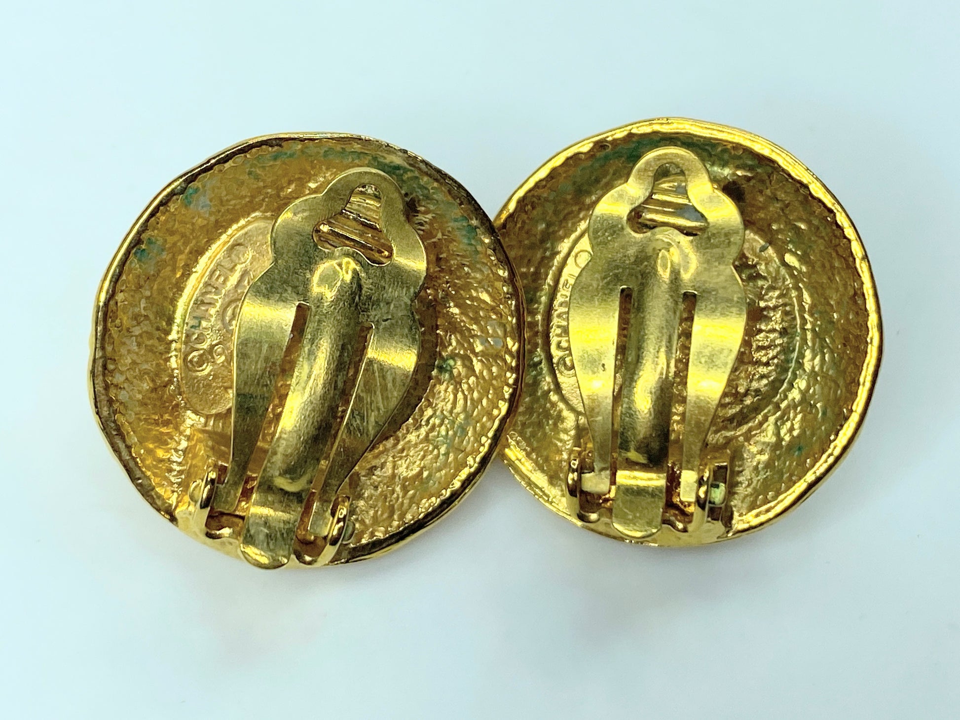Authentic c1970's Chanel Mabe Pearl Earrings Gold Plated Round Clip-On GS431