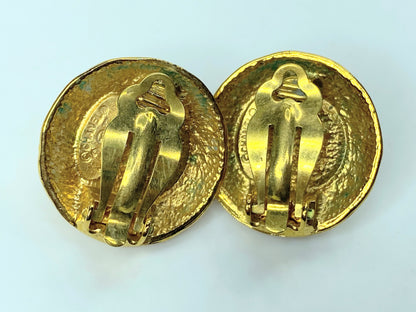 Authentic c1970's Chanel Mabe Pearl Earrings Gold Plated Round Clip-On GS431