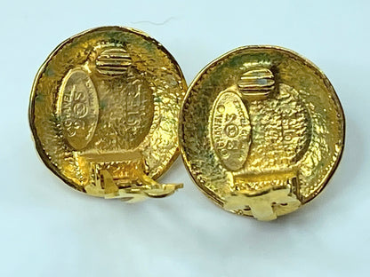 Authentic c1970's Chanel Mabe Pearl Earrings Gold Plated Round Clip-On GS431