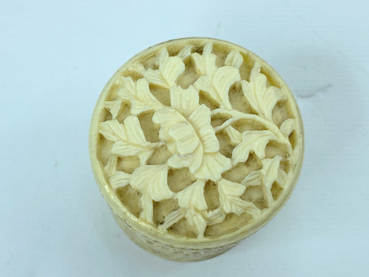 Intricate carved antique c1900 Resin/Bone Lotus floral screw on trinket A607
