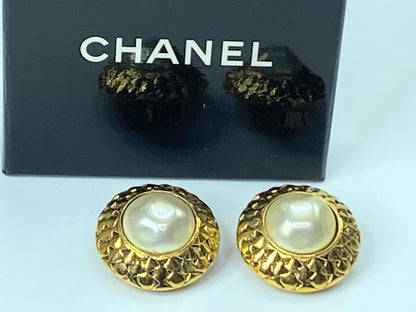 Authentic c1970's Chanel Mabe Pearl Earrings Gold Plated Round Clip-On GS431