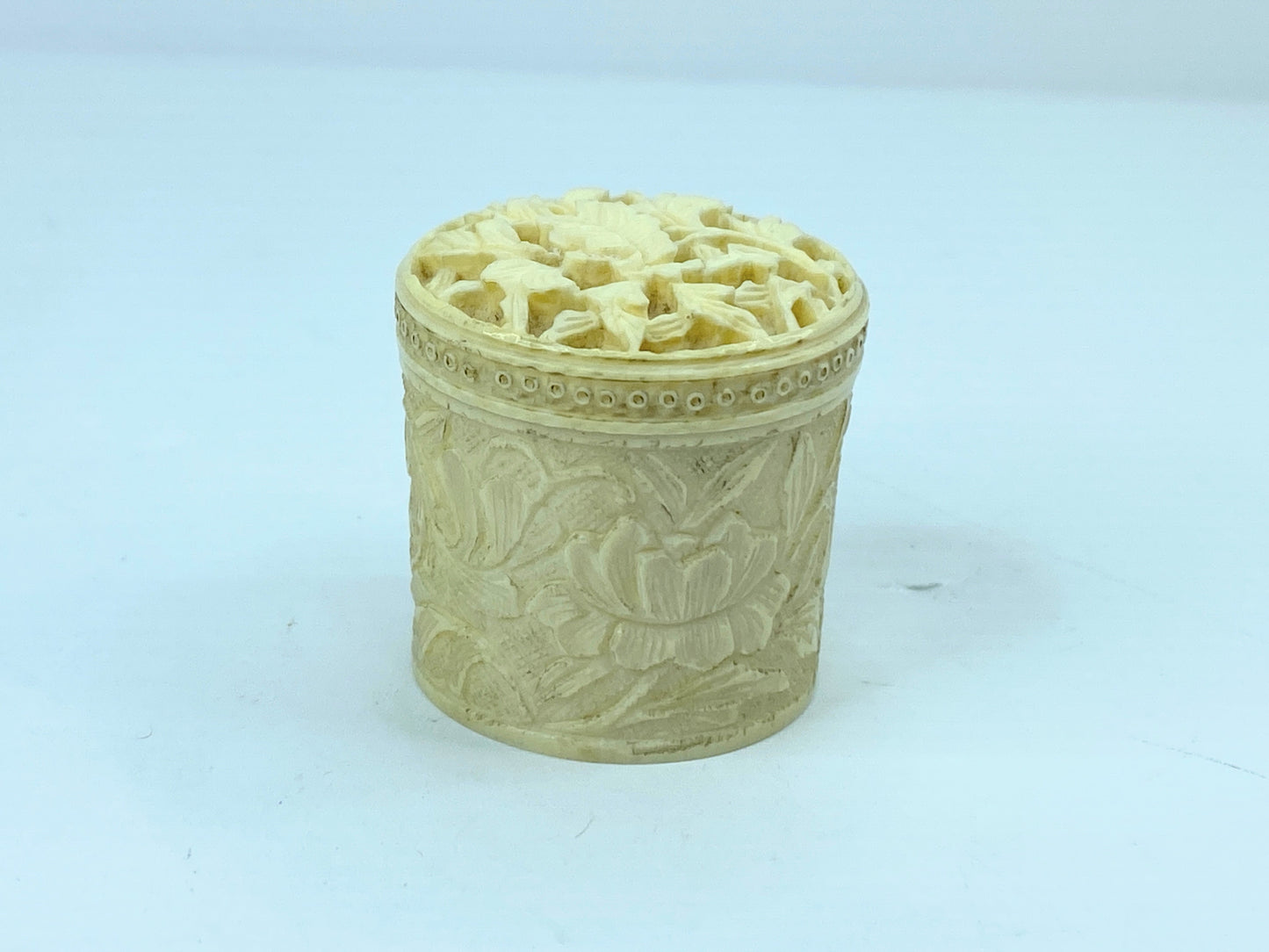 Intricate carved antique c1900 Resin/Bone Lotus floral screw on trinket A607