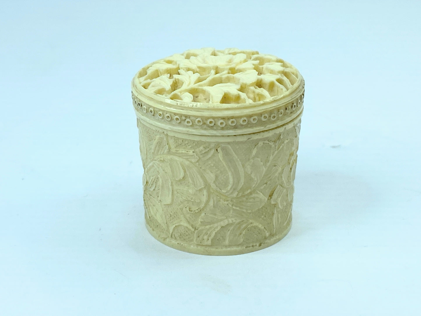 Intricate carved antique c1900 Resin/Bone Lotus floral screw on trinket A607