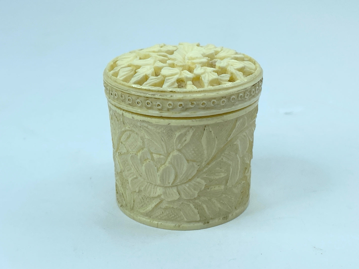 Intricate carved antique c1900 Resin/Bone Lotus floral screw on trinket A607