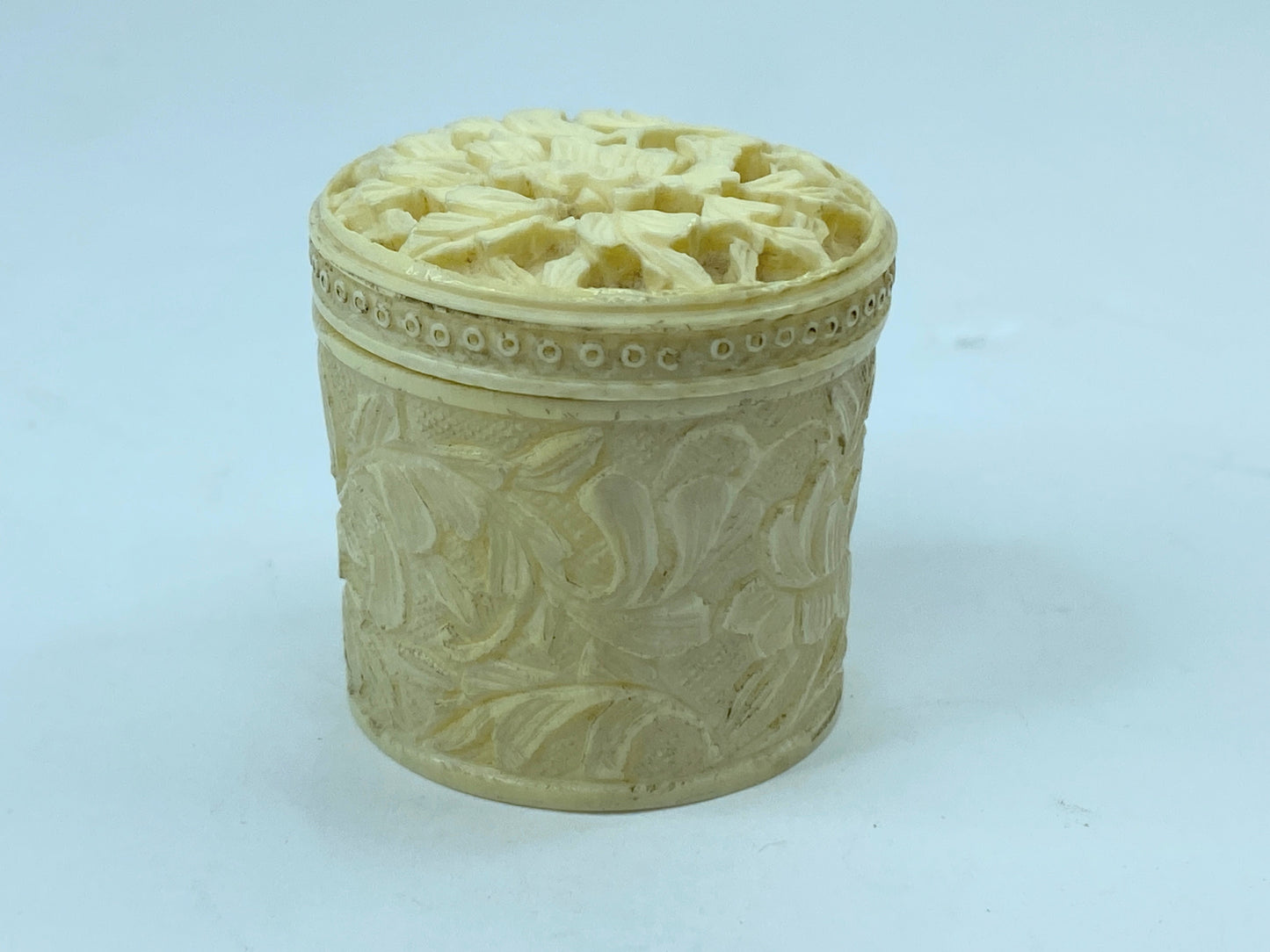 Intricate carved antique c1900 Resin/Bone Lotus floral screw on trinket A607