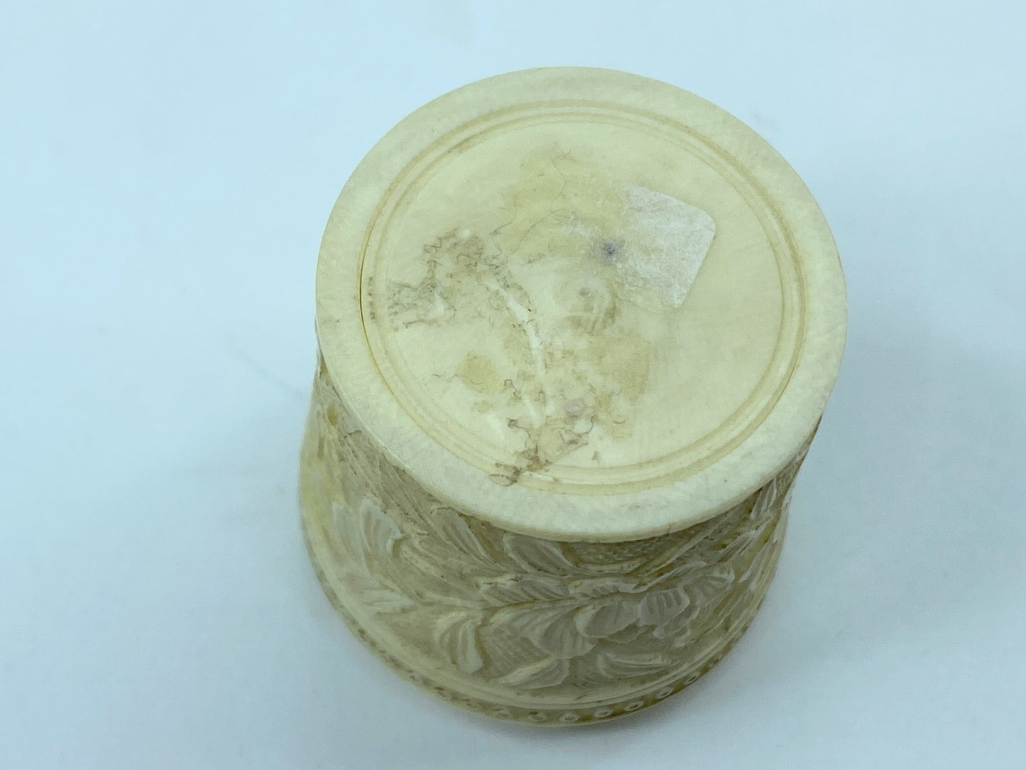 Intricate carved antique c1900 Resin/Bone Lotus floral screw on trinket A607