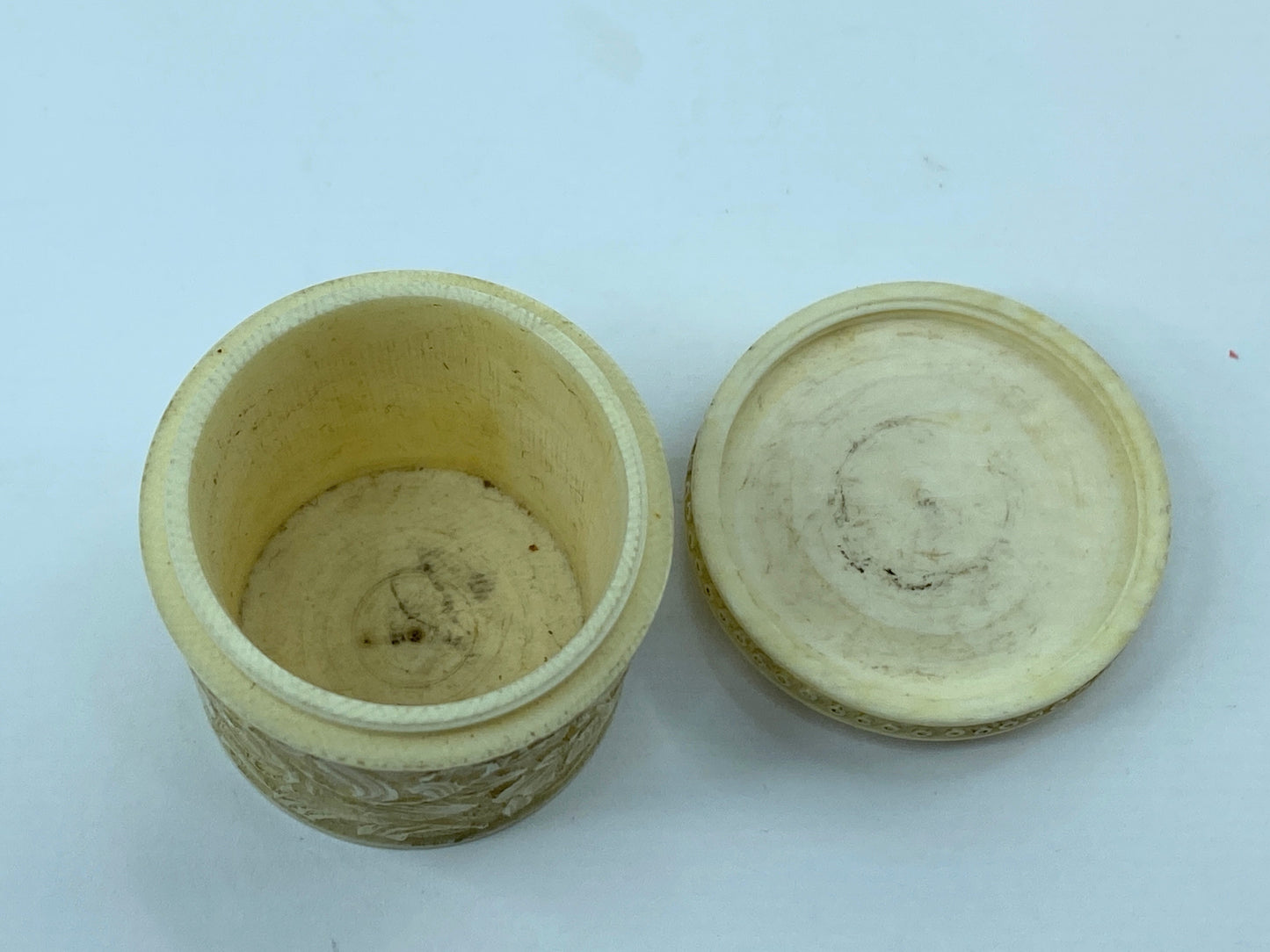 Intricate carved antique c1900 Resin/Bone Lotus floral screw on trinket A607