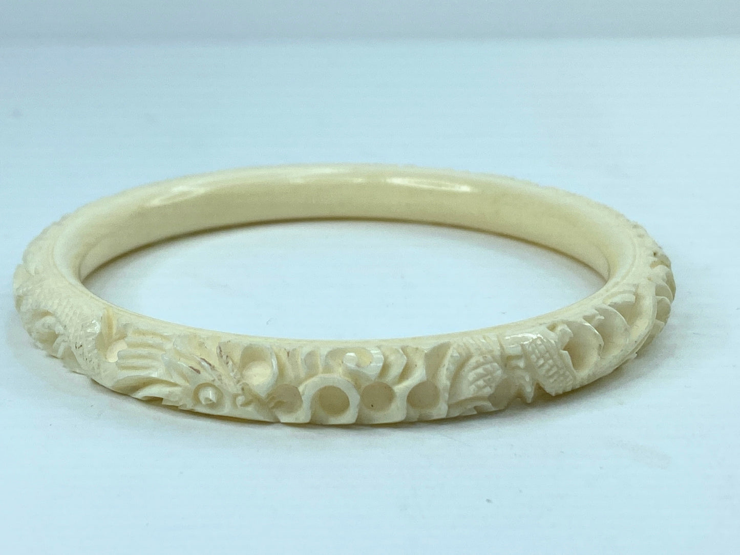Finely carved Resin 9mm Dragon swimming in the cloud slip on bangle GS697