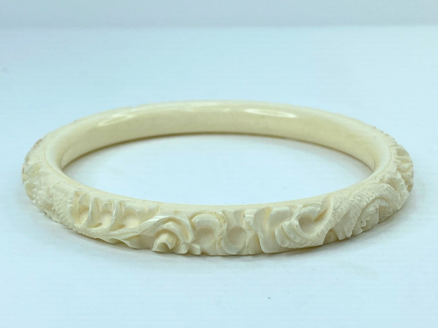 Finely carved Resin 9mm Dragon swimming in the cloud slip on bangle GS697