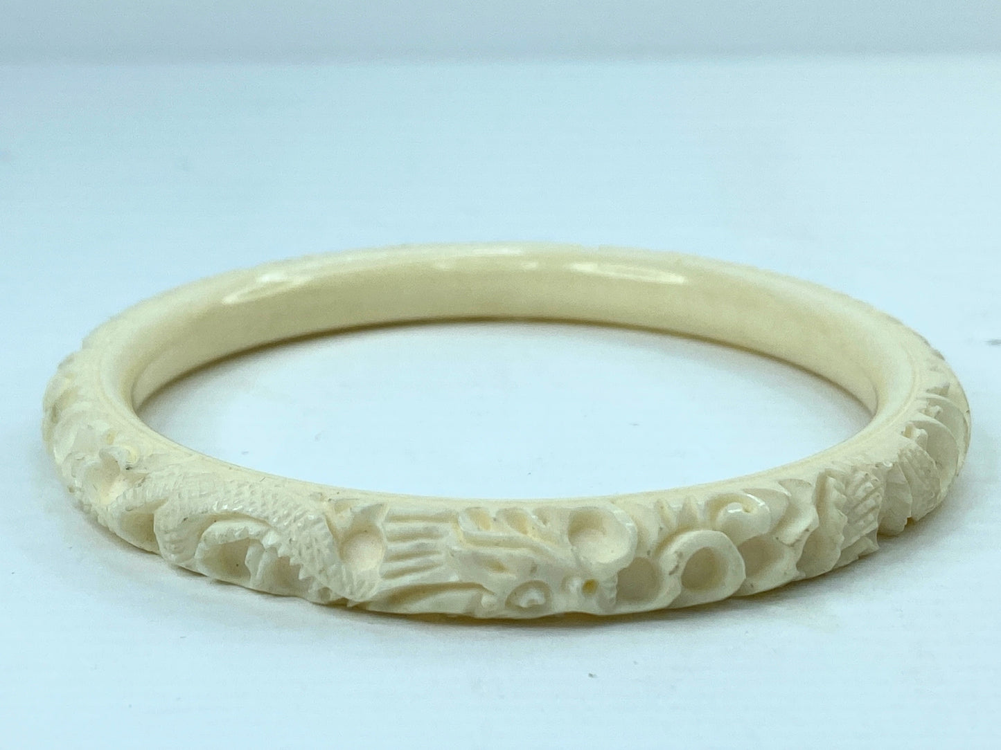 Finely carved Resin 9mm Dragon swimming in the cloud slip on bangle GS697