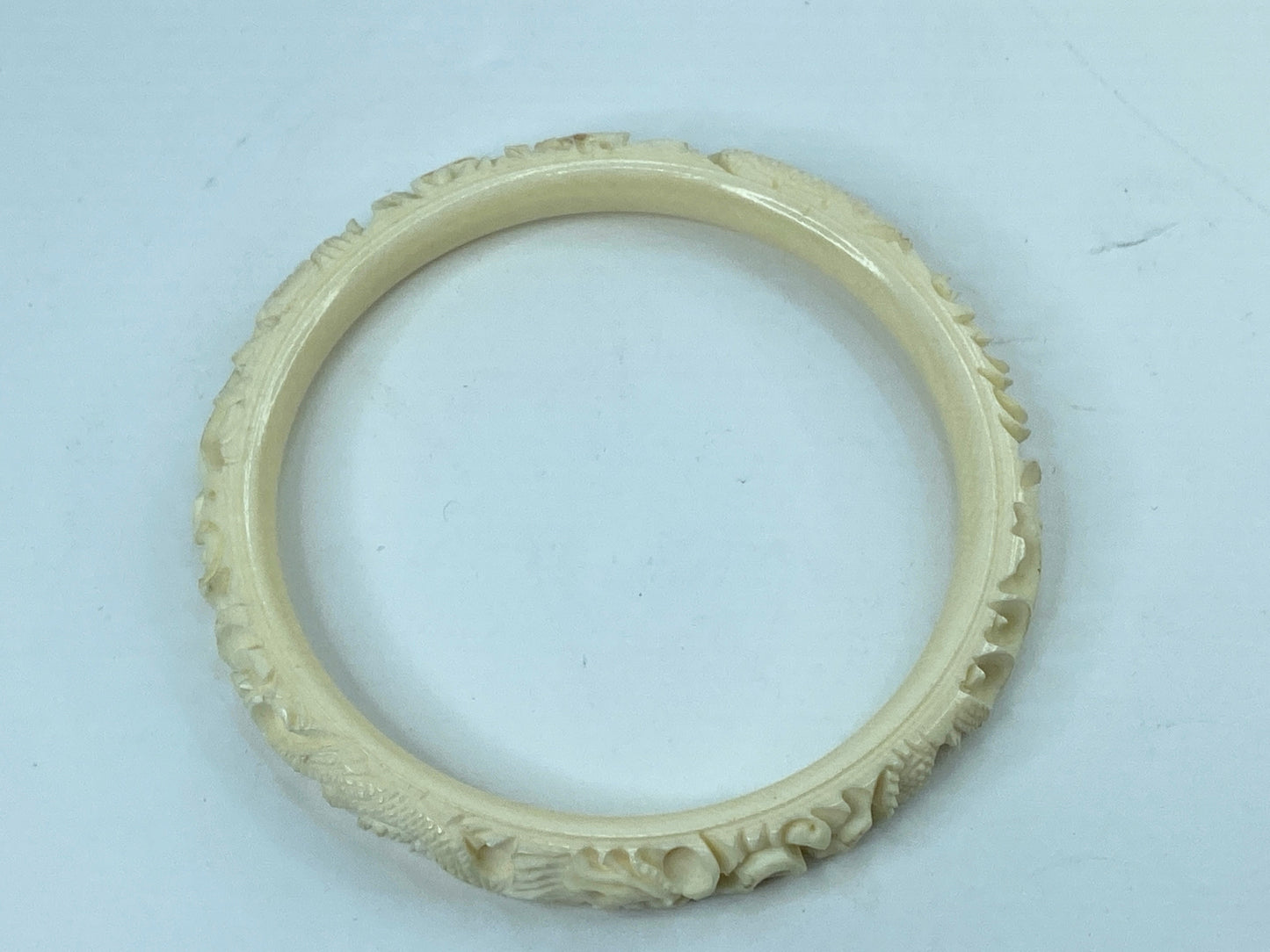 Finely carved Resin 9mm Dragon swimming in the cloud slip on bangle GS697