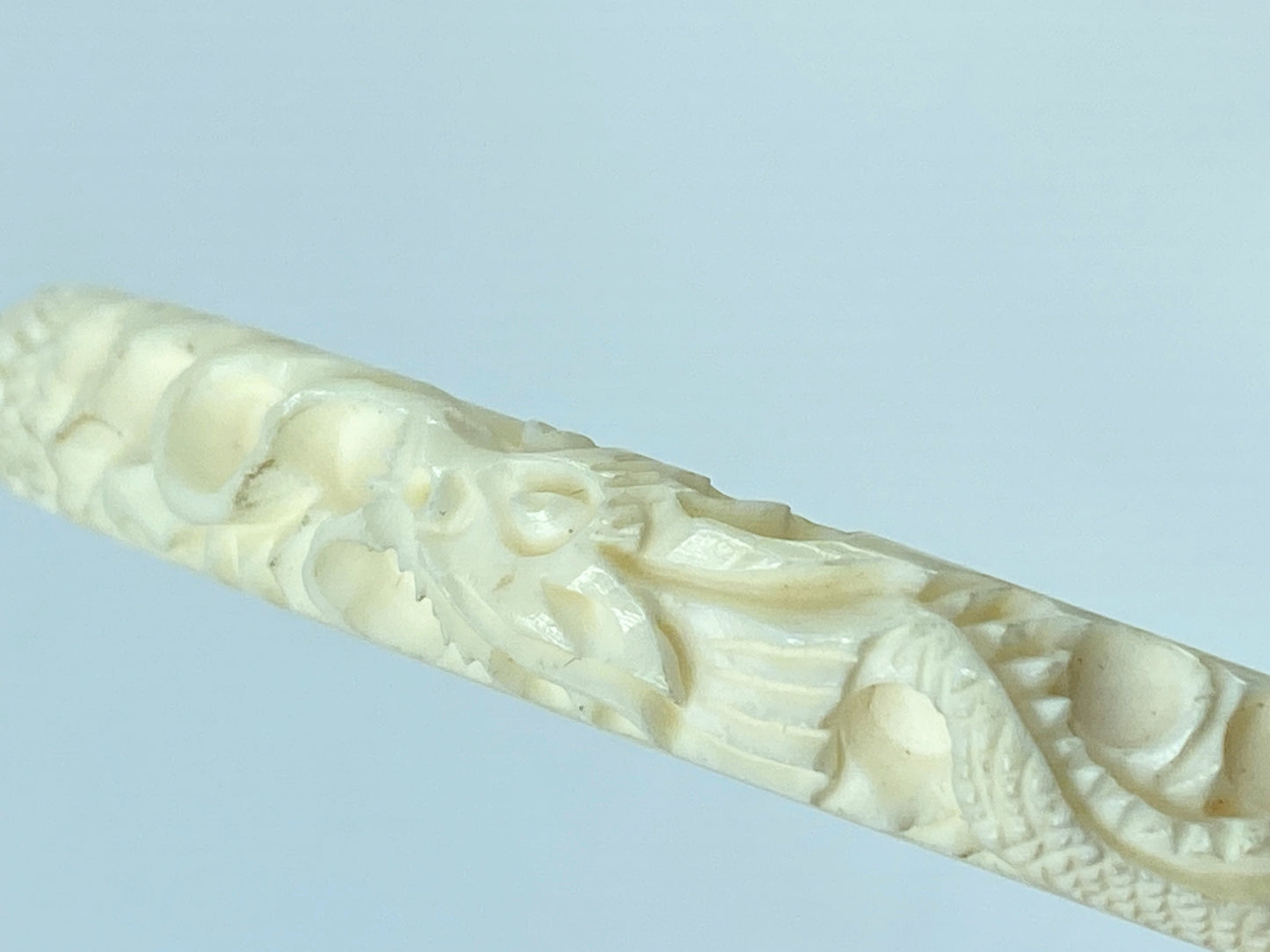 Finely carved Resin 9mm Dragon swimming in the cloud slip on bangle GS697