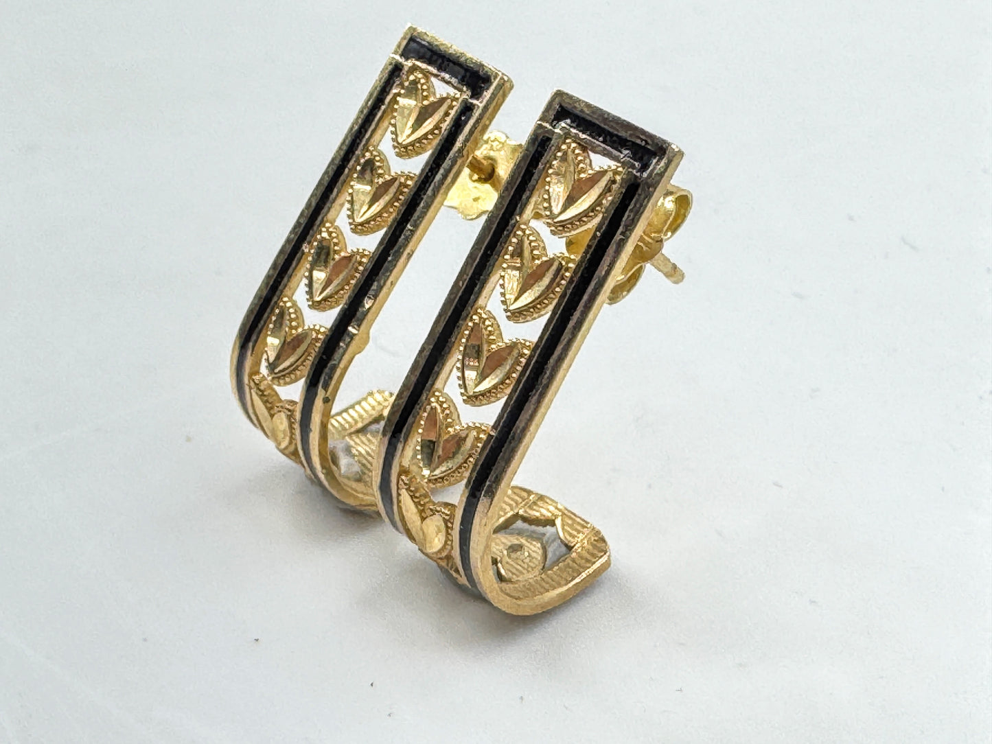 Vintage 14K Gold Hawaiian Black Enamel Cutout Heart Earrings JR1787