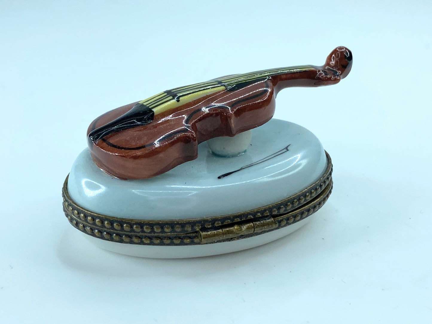 Chamart Limoges Peint Main bow music sheet Violin baby blue trinket box A105