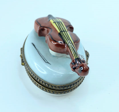 Chamart Limoges Peint Main bow music sheet Violin baby blue trinket box A105