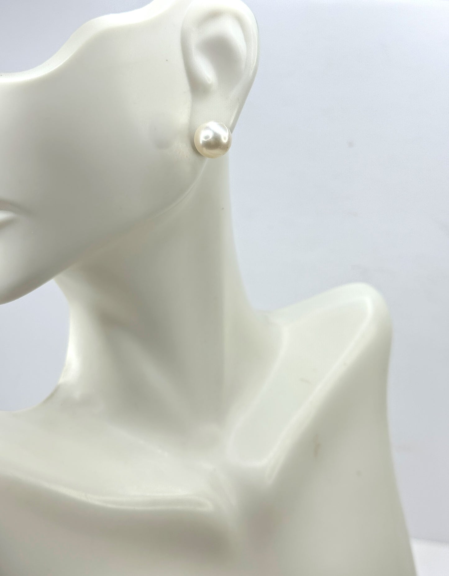 Vintage 14K Gold 9.00 lustrous Akoya Cultured Pearl Earrings JR1801