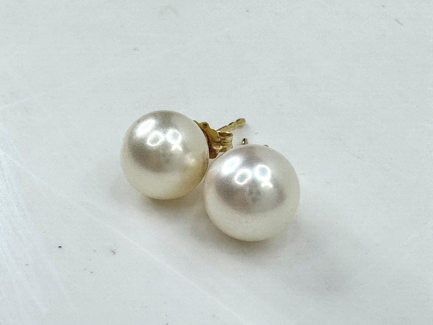 Vintage 14K Gold 9.00 lustrous Akoya Cultured Pearl Earrings JR1801