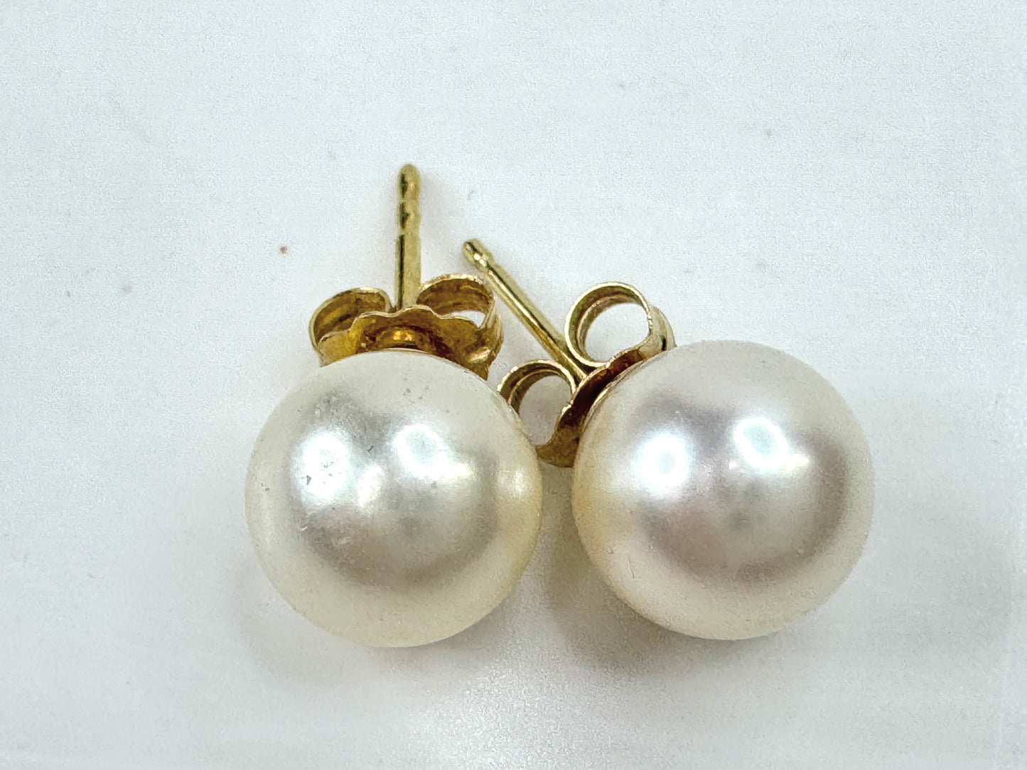 Vintage 14K Gold 9.00 lustrous Akoya Cultured Pearl Earrings JR1801