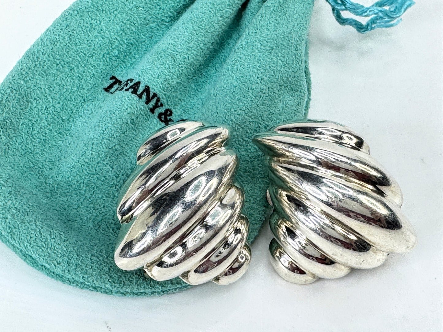 Tiffany & Co 925 Sterling Silver Vintage Earrings Puffed Shell Omega Back JR1827